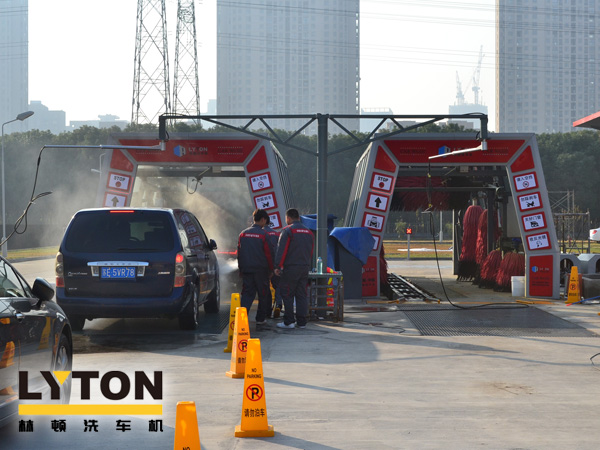 林頓fx11電腦洗車機2套（名駿百盛汽車服務連鎖選購配置），客流量較大汽車美容店行業(yè)推薦配置。