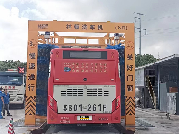 無(wú)錫某公交場(chǎng)站選擇林頓大型通道式巴士洗車機(jī)